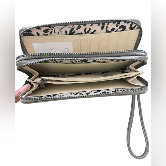 Jessica Simpson’s women large zip around wallet. - Picture 4 of 6